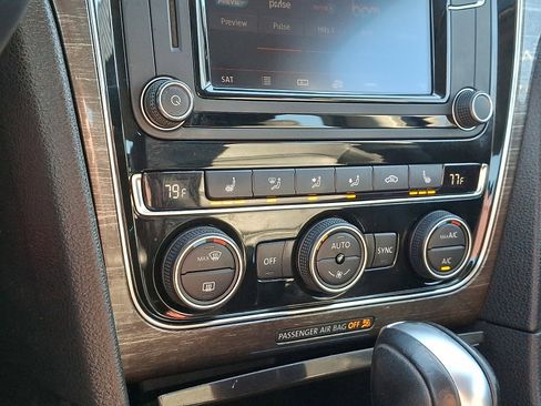 Used 2016 Volkswagen Passat 1.8T SE w/ Lighting Package (P06) image 16