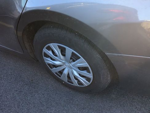 Used 2018 Toyota Camry LE image 5