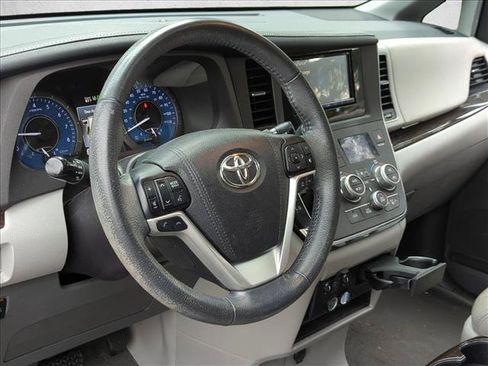Used 2018 Toyota Sienna XLE AWD/4WD image 9