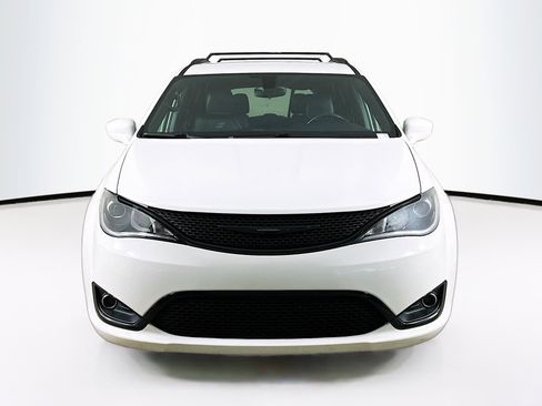 Used 2018 Chrysler Pacifica Touring-L w/ Premium Audio Group image 2