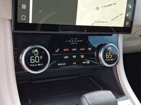 Used 2021 Jaguar F-PACE SVR image 19