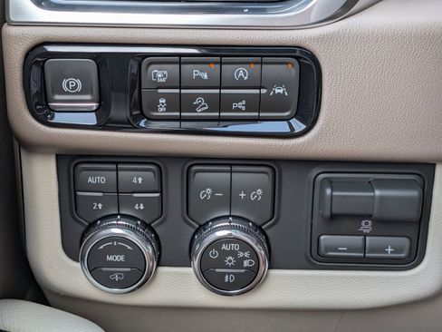 New 2026 GMC Yukon Denali w/ Denali Reserve Package AWD/4WD image 26