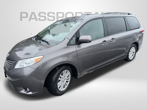 Used 2013 Toyota Sienna XLE image 15