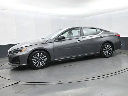 Used 2025 Nissan Altima 2.5 SV FWD image 5