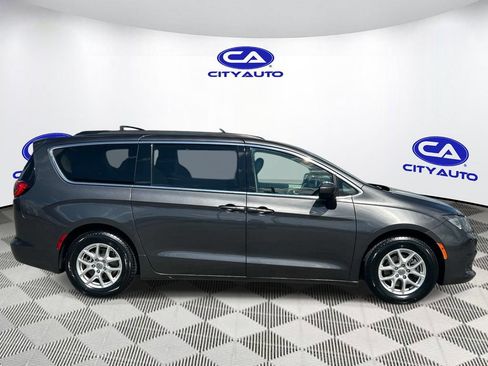 Used 2020 Chrysler Voyager Lxi FWD image 2