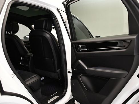 Used 2022 Porsche Cayenne image 54