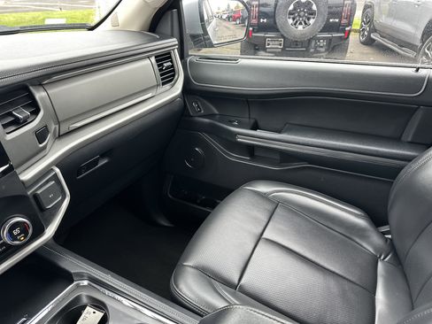 Used 2024 Ford Expedition XLT image 24
