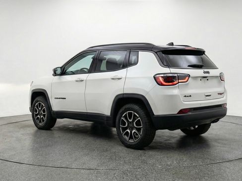 Used 2025 Jeep Compass Trailhawk AWD/4WD image 6