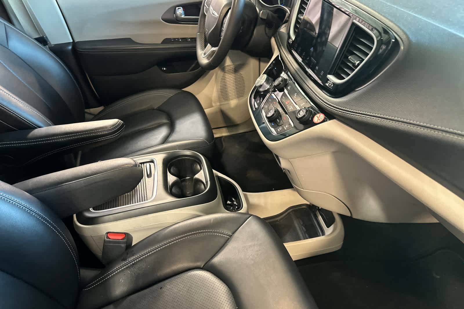 Used 2024 Chrysler Pacifica Limited FWD image 19