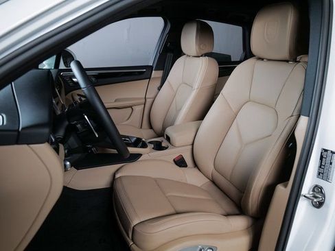 New 2026 Porsche Macan Base image 5