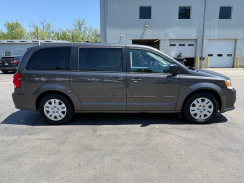 Used 2016 Dodge Grand Caravan SE w/ Quick Order Package 29E SE FWD image 2