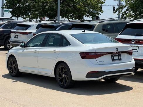 New 2025 Volkswagen Jetta SE image 4