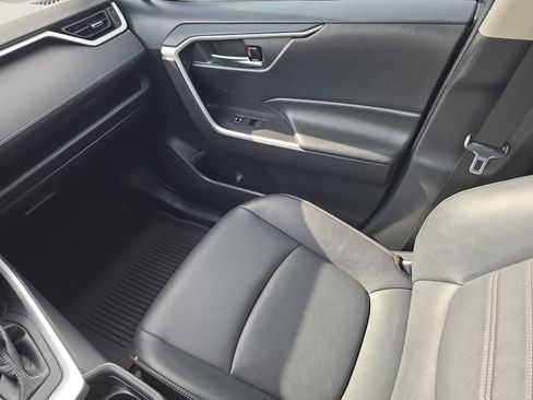 Used 2021 Toyota RAV4 XLE Premium image 18