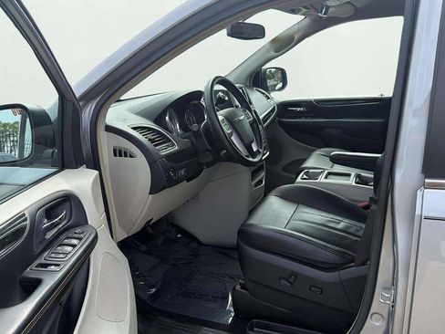 Used 2016 Chrysler Town & Country Touring w/ Driver Convenience Group FWD image 12