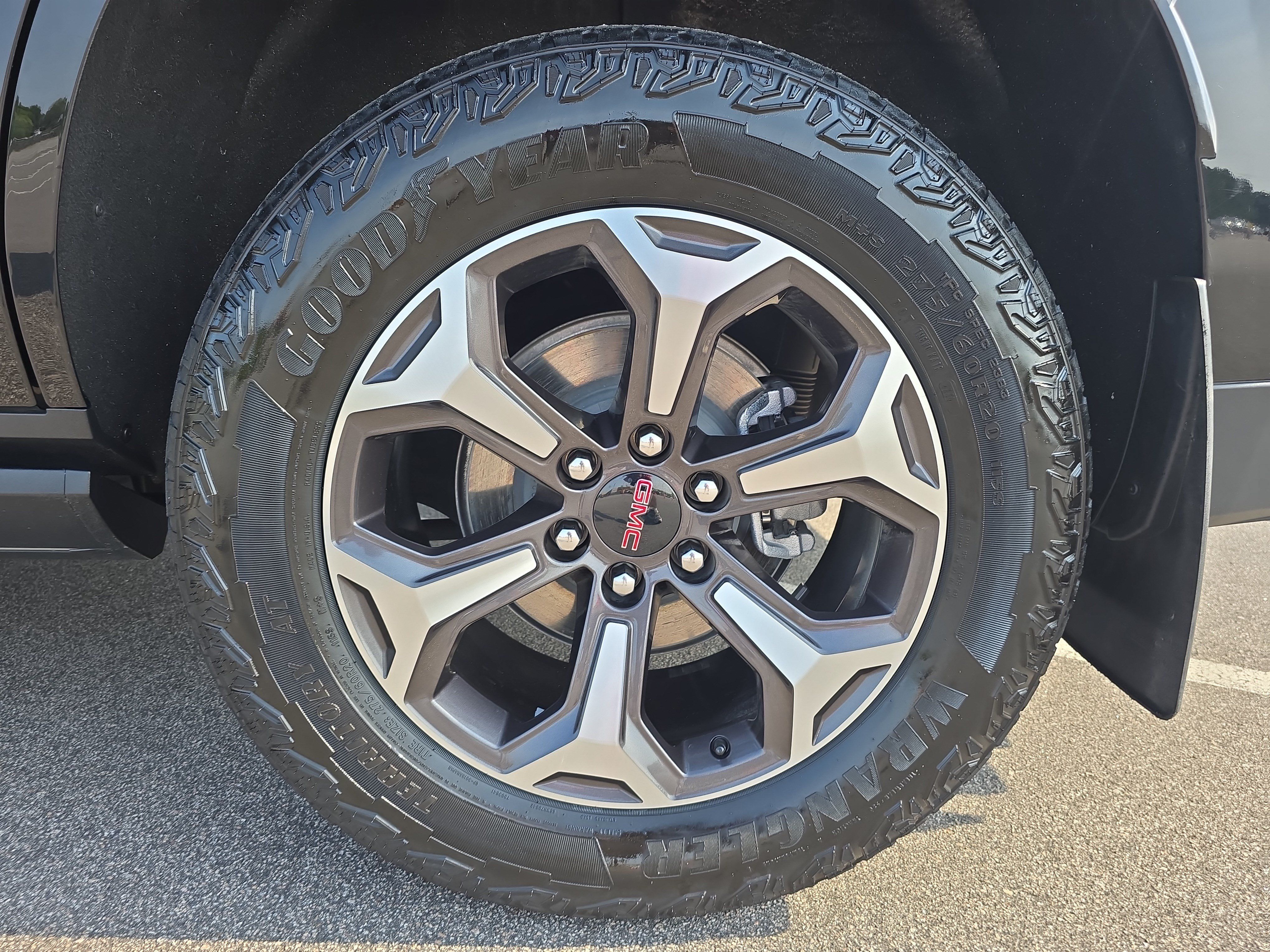 Used 2025 GMC Yukon AT4 Ultimate w/ LPO, Floor Liner Package AWD/4WD image 34