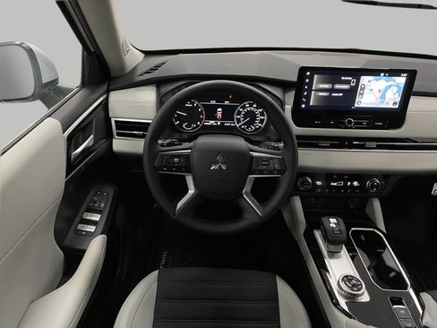New 2026 Mitsubishi Outlander SE image 13