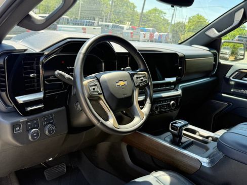 Used 2023 Chevrolet Silverado 1500 High Country w/ High Country Premium Package AWD/4WD image 10