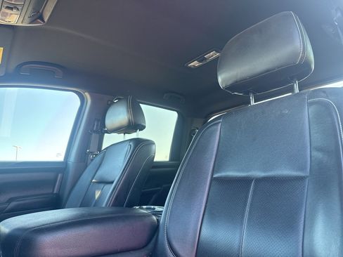Used 2019 Nissan Titan SV w/ SV Convenience Package image 24