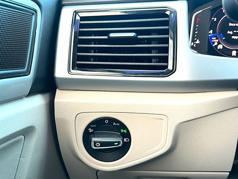 Used 2022 Volkswagen Atlas SE image 36