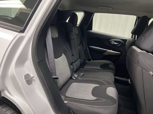 Used 2017 Jeep Cherokee Sport AWD/4WD image 23