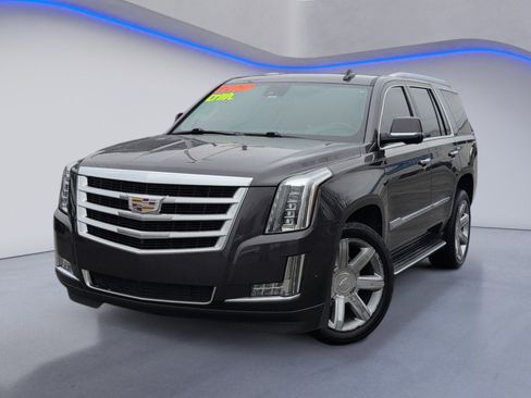 Used 2018 Cadillac Escalade Luxury image 2