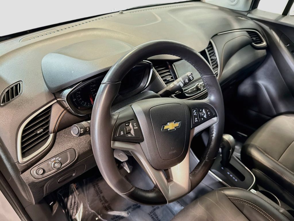 Used 2019 Chevrolet Trax LT w/ LT Convenience Package FWD image 11