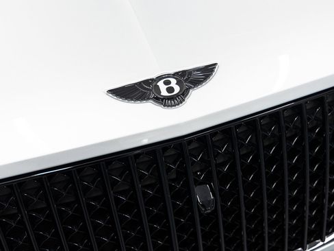 Used 2025 Bentley Bentayga image 9