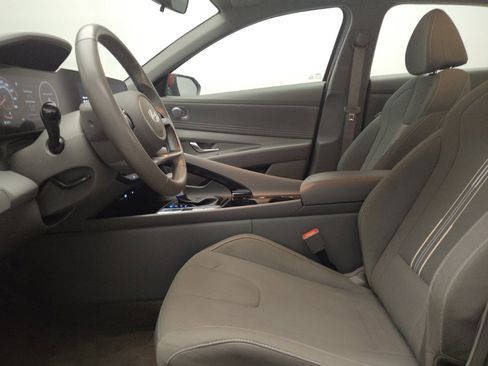 Used 2025 Hyundai Elantra SEL FWD image 17