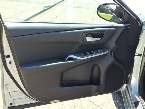 Used 2015 Toyota Camry SE FWD image 11
