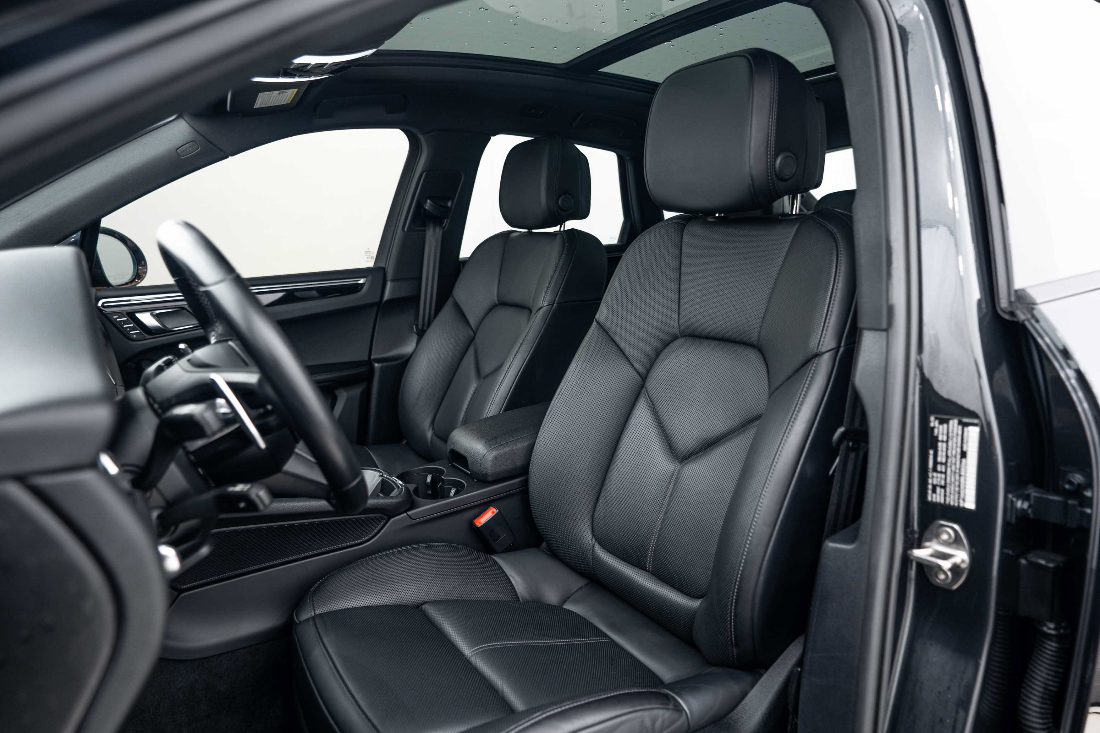Certified 2024 Porsche Macan AWD/4WD image 22