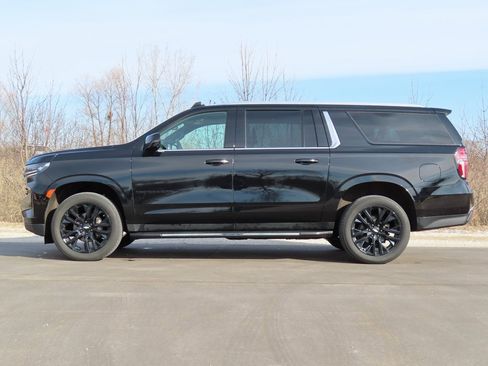 Used 2022 Chevrolet Suburban LT w/ LT Signature Package image 5
