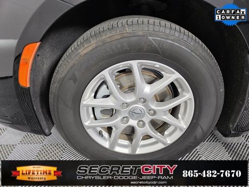 Used 2024 Chrysler Pacifica Touring-L image 9