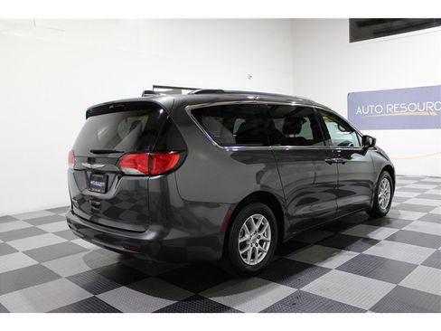 Used 2021 Chrysler Voyager Lxi image 4