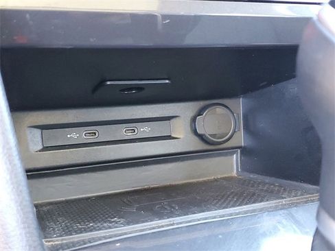 Used 2024 Volkswagen Tiguan SE image 25