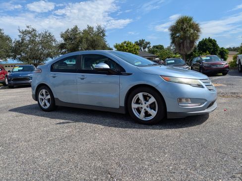 Used 2014 Chevrolet Volt FWD image 2
