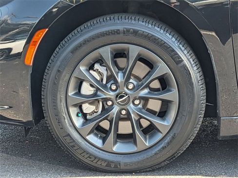 Certified 2021 Chrysler Pacifica Touring-L w/ S Appearance Package image 31