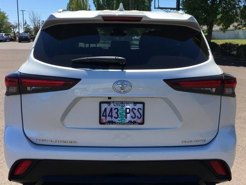 Used 2024 Toyota Highlander XLE AWD/4WD image 5