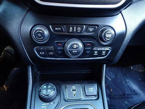 Used 2020 Jeep Cherokee Trailhawk w/ Cold Weather Group AWD/4WD image 20
