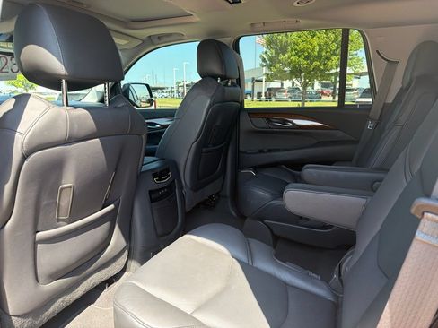 Used 2018 Cadillac Escalade Luxury AWD/4WD image 8