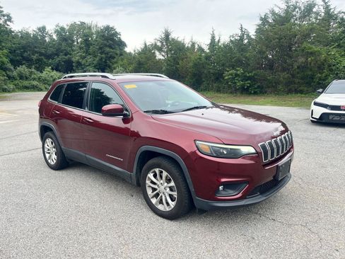Used 2019 Jeep Cherokee Latitude w/ Cold Weather Group FWD image 1