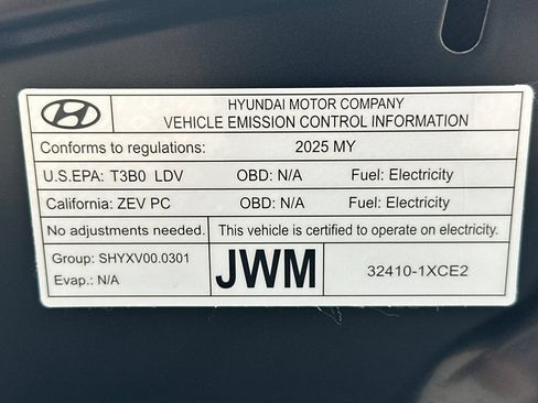 Used 2025 Genesis GV60 Advanced AWD/4WD image 37