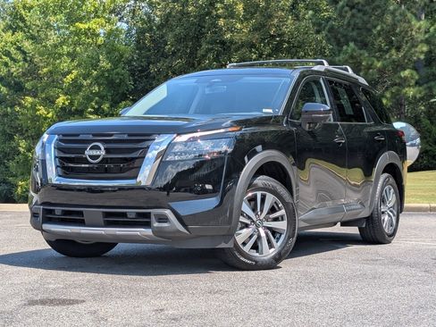 Used 2025 Nissan Pathfinder SL FWD image 4