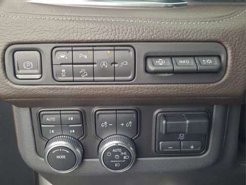 Used 2021 GMC Yukon Denali w/ Denali Premium Package image 28