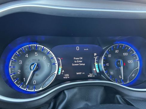 Used 2024 Chrysler Pacifica Touring-L FWD image 23