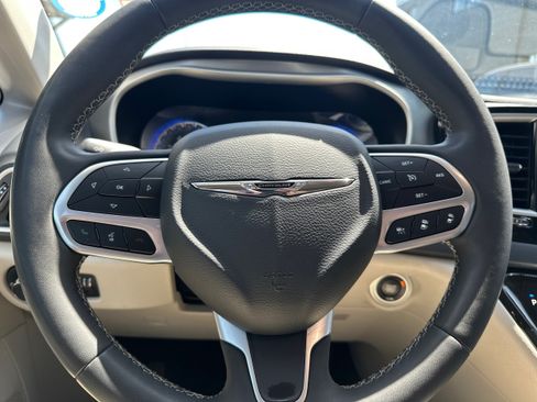 Used 2023 Chrysler Pacifica Touring-L FWD image 18