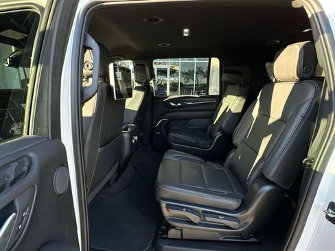 Used 2022 GMC Yukon XL Denali image 28