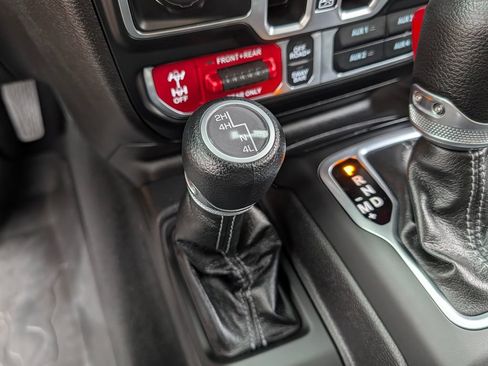 Used 2025 Jeep Wrangler Unlimited Rubicon w/ Convenience Group AWD/4WD image 26