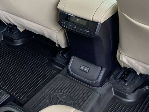 Used 2024 Toyota Highlander XLE AWD/4WD image 35