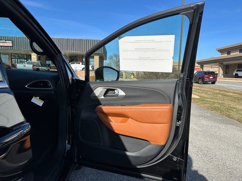 New 2026 Chrysler Pacifica Pinnacle image 28