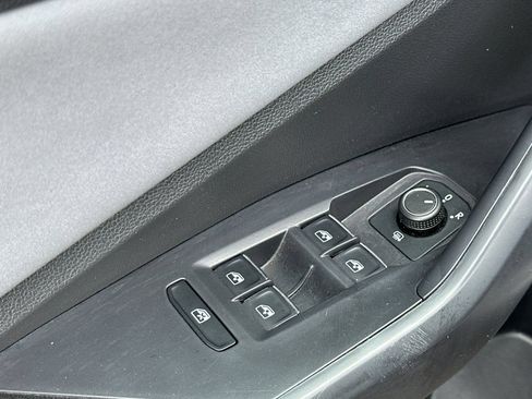 Used 2025 Volkswagen Jetta SE FWD image 11